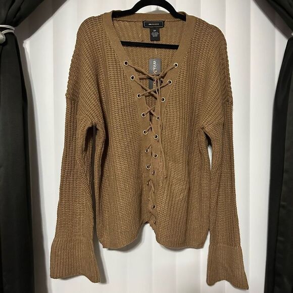 Mrs Maggie CABLE-KNIT LACE-UP, Flaunt those curves ladies in this chic crocheted - Picture 5 of 11